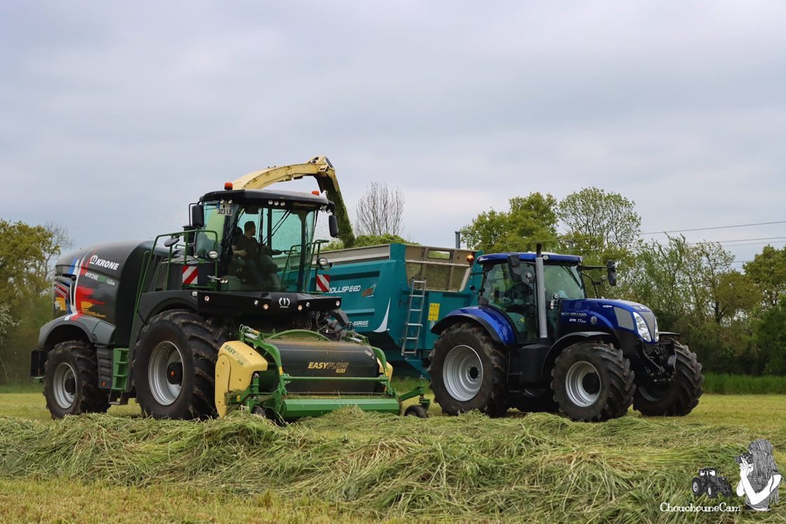 KroneFrance's tweet photo. 🖤 Merci à Elodie qui a capturé l’une de nos très rares ensileuses KRONE BiG X #Kronected Edition 🇩🇪 🇫🇷 au travail à l’herbe en Normandie ! 🌿😍
#krone #bigx #ensilage #ensileuse #agriculture #kronected https://t.co/YVBMsKEFYK