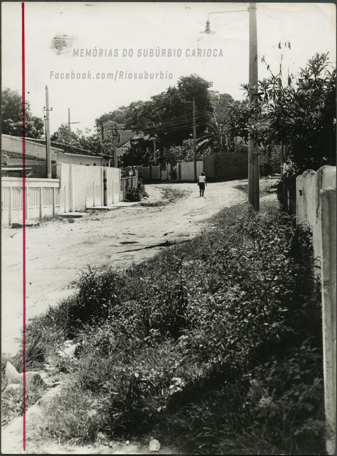 RioSuburbio's tweet photo. Assim era a Rua Carolina Franco, em Irajá, no ano de 1971. 

Curta: @RioSuburbio 
Acervo: @ArquivoBrasil 

#Rio #Rioantigo #Irajá #suburbiocarioca https://t.co/PXSiPNO75x