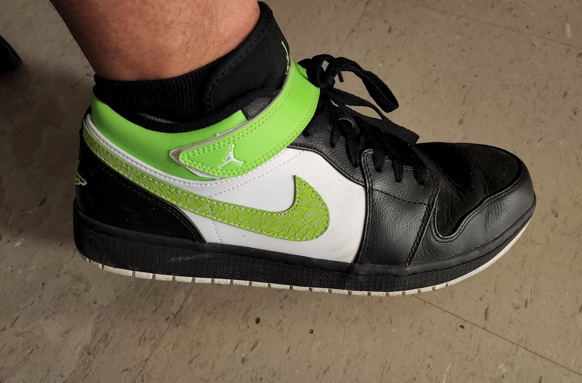 CoachZinck's tweet photo. Bringing back the old Fire Kick Friday tradition. Wore the Jordan's today, Vans and DC the previous weeks. What will next Friday bring?!? #fkf🔥🔥🔥 https://t.co/KocDqGFTf7