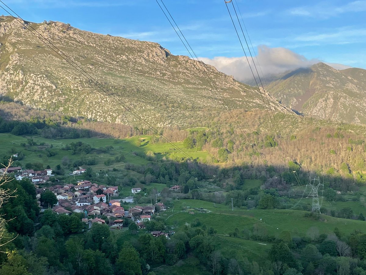 LaXamoca's tweet photo. Os presento Campiellos ! El pueblín más soleyeru del Parque Natural de Redes 🥰 . Allí encontrareis nuestros apartamentos @LaXamoca #rinconesdelaxamoca #redesnatural #parquenaturalderedes #TurismoAsturias https://t.co/neeQHfy2jQ