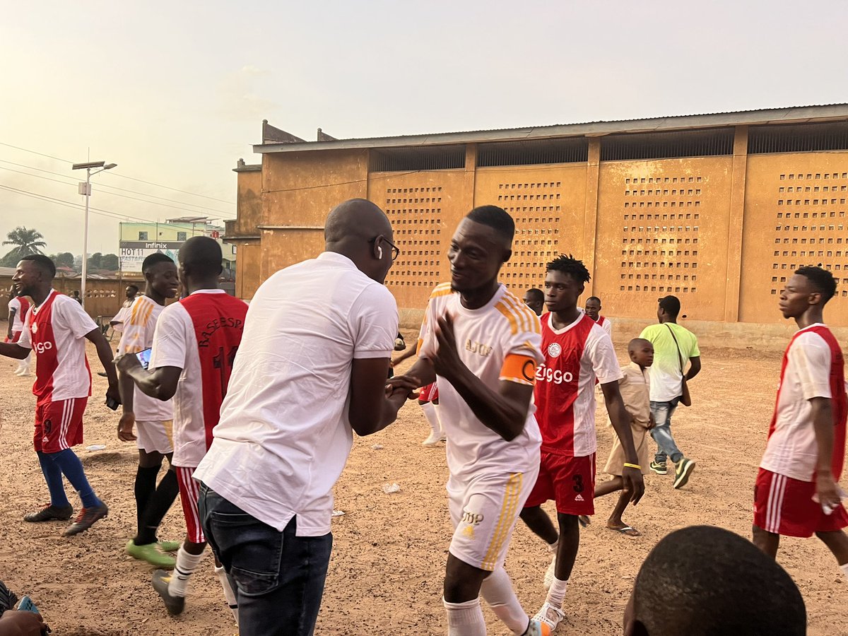 FacelyKonate1's tweet photo. Ce soir à la maison des jeunes de #Nzérékoré pour assister au match de gala qui a opposé BASE ESPACE (club des auditeurs @espacefm_foret ) à l’Association des Jeunes Unis pour le Progrès (AJUP). Score final 2-0 en faveur des espaciens 🏆.
#TeamEspace
#TeamFK https://t.co/arCnXueTfc