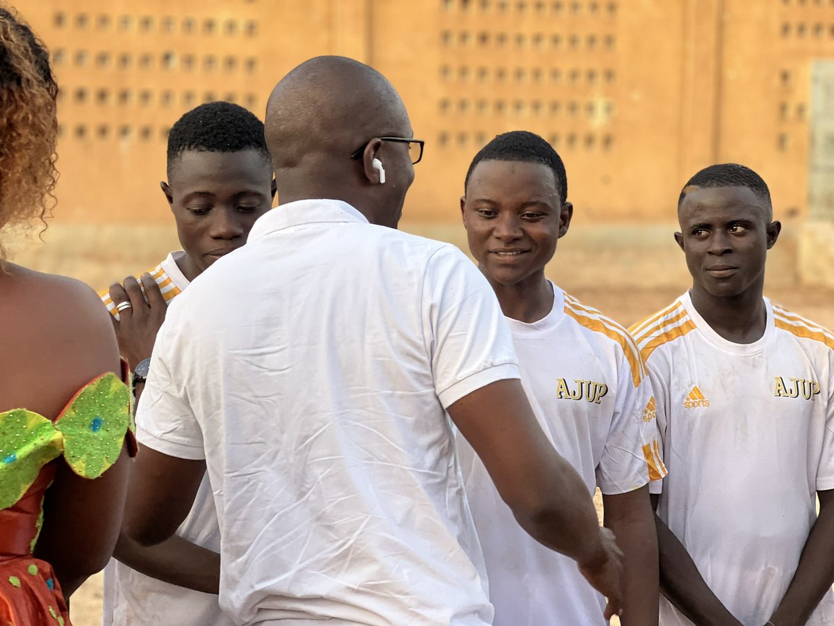 FacelyKonate1's tweet photo. Ce soir à la maison des jeunes de #Nzérékoré pour assister au match de gala qui a opposé BASE ESPACE (club des auditeurs @espacefm_foret ) à l’Association des Jeunes Unis pour le Progrès (AJUP). Score final 2-0 en faveur des espaciens 🏆.
#TeamEspace
#TeamFK https://t.co/arCnXueTfc