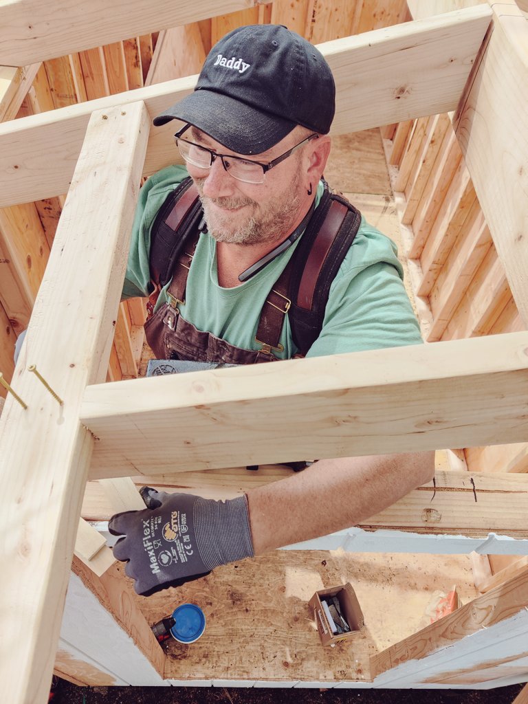 1 pic. Building Mommy a new shed. Do I look good in my overalls? https://t.co/YJMmwuqQul #michaelandsean