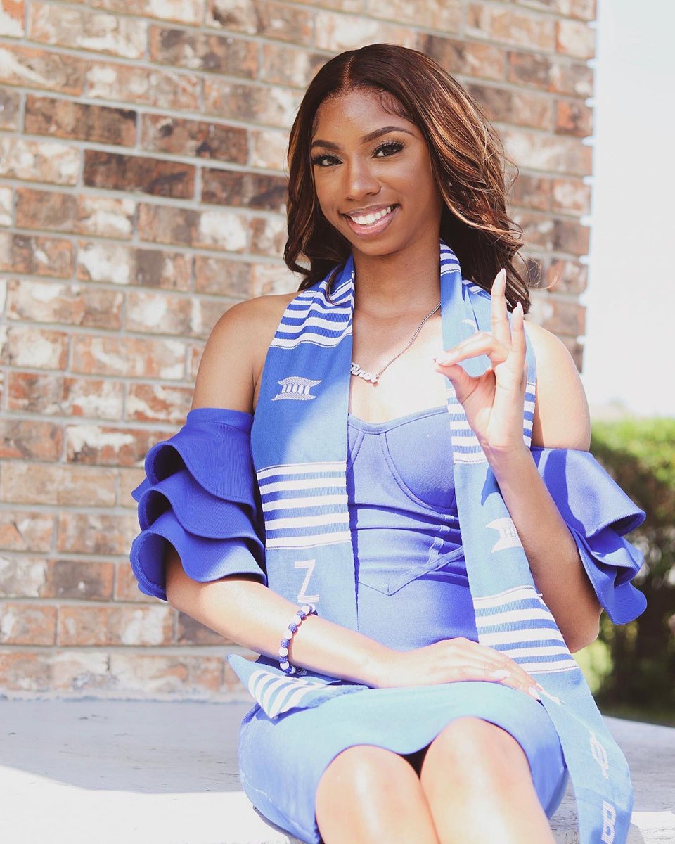 Shevonna2's tweet photo. What’s better than a finer woman? A DEGREED FINER WOMAN💙🤍 

#finerfriday
#zetasgraduate
#betabetabaddie https://t.co/0pHBqa60ut