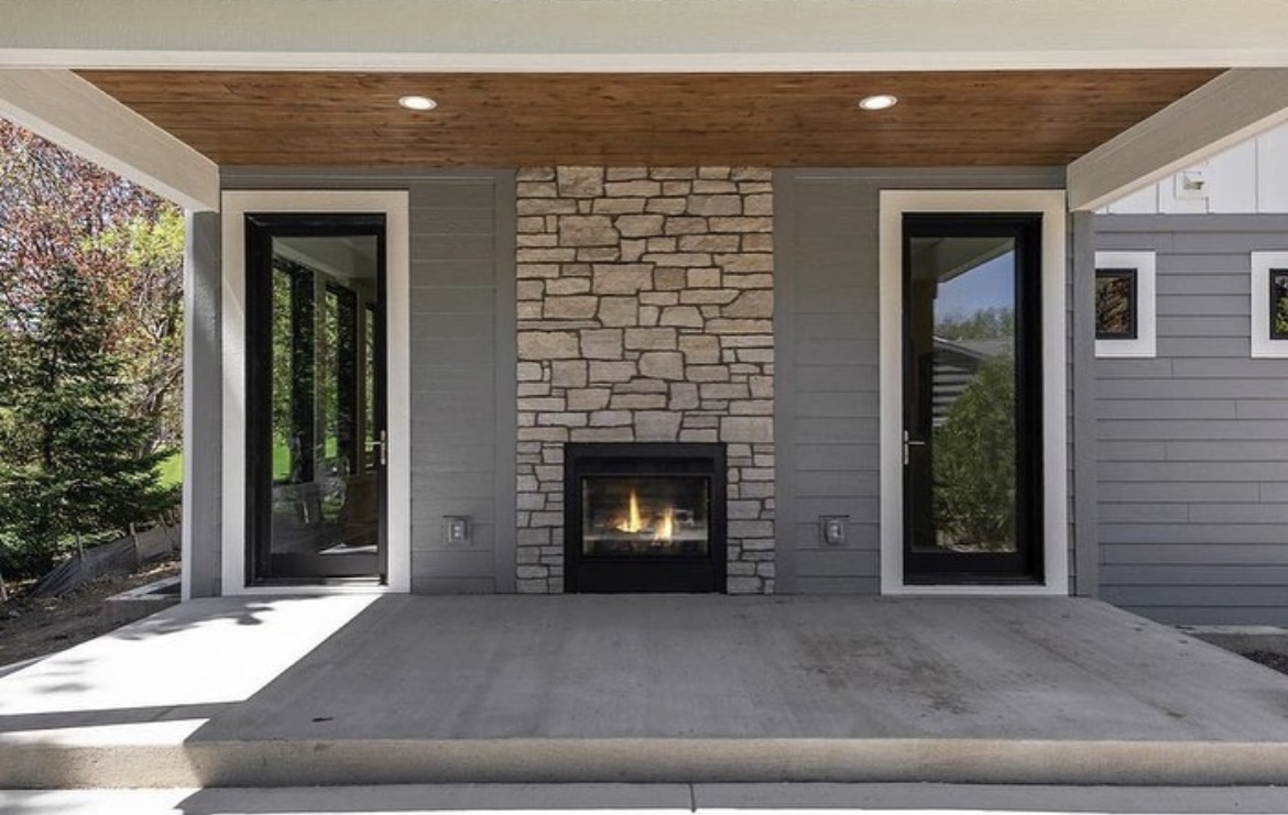 Perfect for every season, the Twilight see-through gas fireplace by Heat &amp; Glo Fireplaces is designed to be enjoyed year-round from both inside and outside your home. Check out all that the Twilight has to offer at bit.ly/37diZUA.

Design credit: @mollyhowedesign on IG