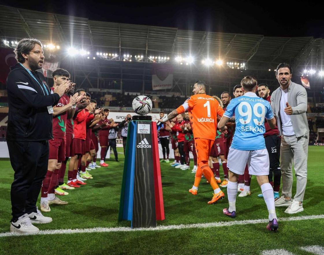 Sahaya çıkarken bizleri tebrik eden, şampiyonluğumuzu kutlayan değerli rakibimiz Hatayspor’a teşekkür ederim. Bizleri her deplasmanımızda evimizde hissettiren taraftarlarımıza da ayrıca teşekkür ederim. Şimdi önümüzde çok önemli bir kupa maçı var ve #10unPeşindeyiz ❤️💙