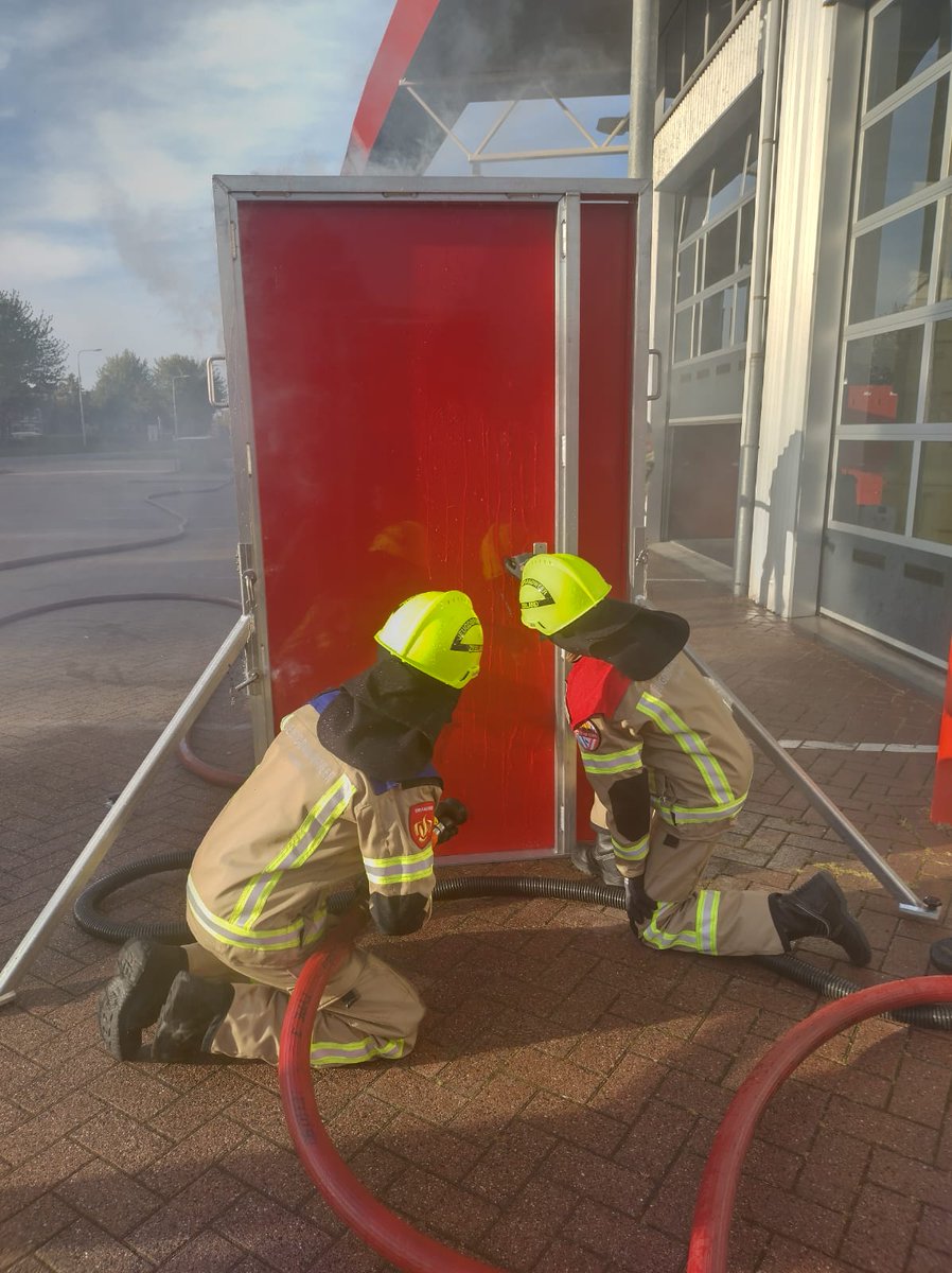 JBRWzeelandGoes's tweet photo. 'Koude deur' of 'Warme deur' (deur met rook/vuur)!? En welke kant draait de deur op... allemaal dingen die we als (jeugdbrandweer-)man en vrouw moeten weten. Vanavond alles geoefend met rook en water, zodat we veilig een verkenning kunnen doen!! #Jeugdbrandweer #VRZ #JBNL https://t.co/SWWE7CxAV5