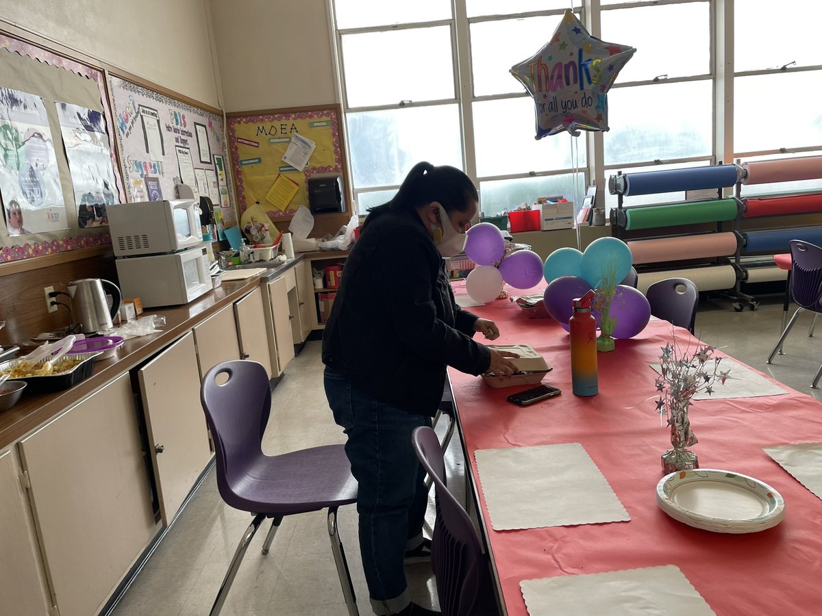 janis_heden's tweet photo. Rio Vista parents pulled out the stops for their teachers this week!! Panera breakfast, authentic home made Mexican luncheon, Cinco de Mayo tacos!! And the decorations!! Muchas gracias!! #RocketPride #alwaysonpoint #ParentCollaboration @MtDiabloUSD @RioVistaMDUSD https://t.co/nSB1LAYBwa
