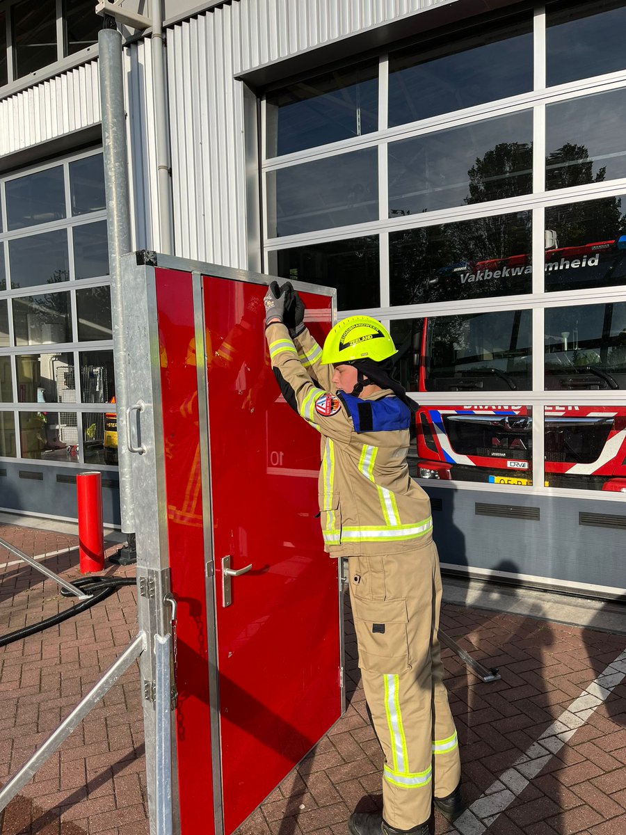 JBRWzeelandGoes's tweet photo. 'Koude deur' of 'Warme deur' (deur met rook/vuur)!? En welke kant draait de deur op... allemaal dingen die we als (jeugdbrandweer-)man en vrouw moeten weten. Vanavond alles geoefend met rook en water, zodat we veilig een verkenning kunnen doen!! #Jeugdbrandweer #VRZ #JBNL https://t.co/SWWE7CxAV5