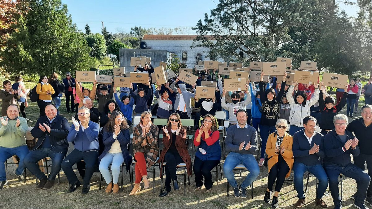 AgenciaComBA's tweet photo. 💻 #GeneralLasHeras: Se entregaron Computadoras del Programa Conectar Igualdad en Villars

Se efectuó una nueva entrega de notebooks del Plan Conectar Igualdad, del Plan Federal Juana Manso. https://t.co/wj4GZy4SY3

#Educación #Notebooks #PlanFederal @jaimeperczyk @javierosunaGLH https://t.co/ZzjKrnHtgP
