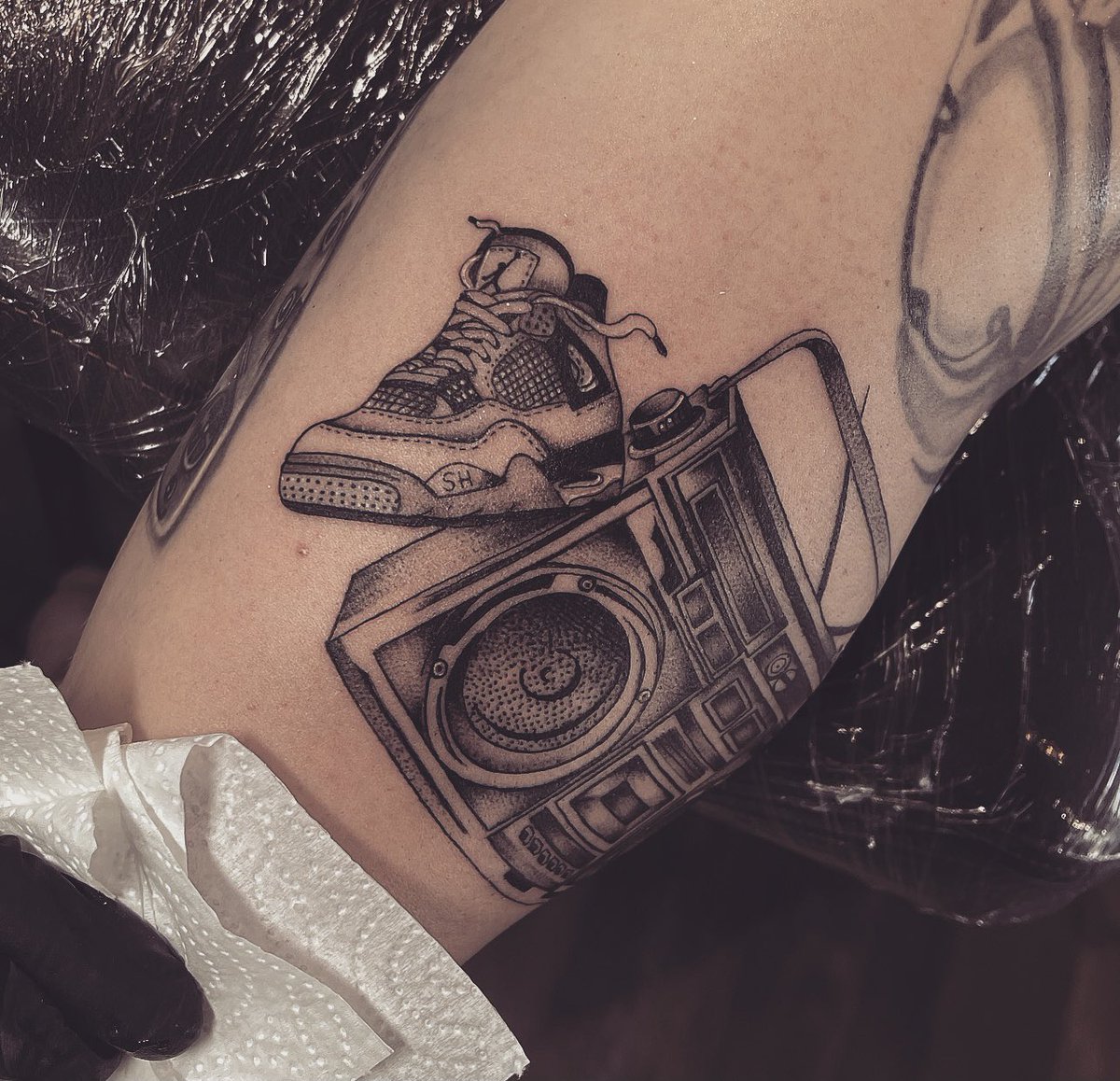 elysionartwork's tweet photo. My client of today is a big sneaker fan 👟 I had to tattoo him a Jordan 4 and a boombox. I told him about @sneakerheadsoff and I asked him if I could add the little ‘SH’ lettering in the Jordan 👀 so here is the result: 

#sneakerheads #fanart #NFT #sneakerheadsoff https://t.co/dcW8oPyQMI