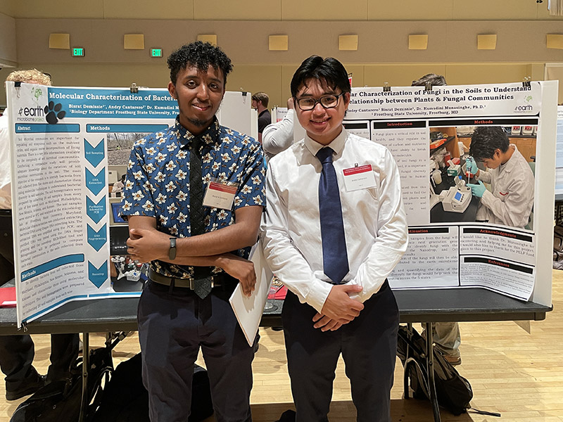 FrostburgState's tweet photo. 𝐒𝐭𝐮𝐝𝐞𝐧𝐭 𝐑𝐞𝐬𝐞𝐚𝐫𝐜𝐡 𝐅𝐢𝐧𝐝𝐢𝐧𝐠𝐬 𝐖𝐨𝐰 𝐒𝐲𝐦𝐩𝐨𝐬𝐢𝐮𝐦 𝐆𝐨𝐞𝐫𝐬 
From conspiracy theories to beneficial fungi, junior &amp; senior students from a variety of disciplines presented their research findings at today's Undergraduate Research Symposium! https://t.co/h4icfx67gN