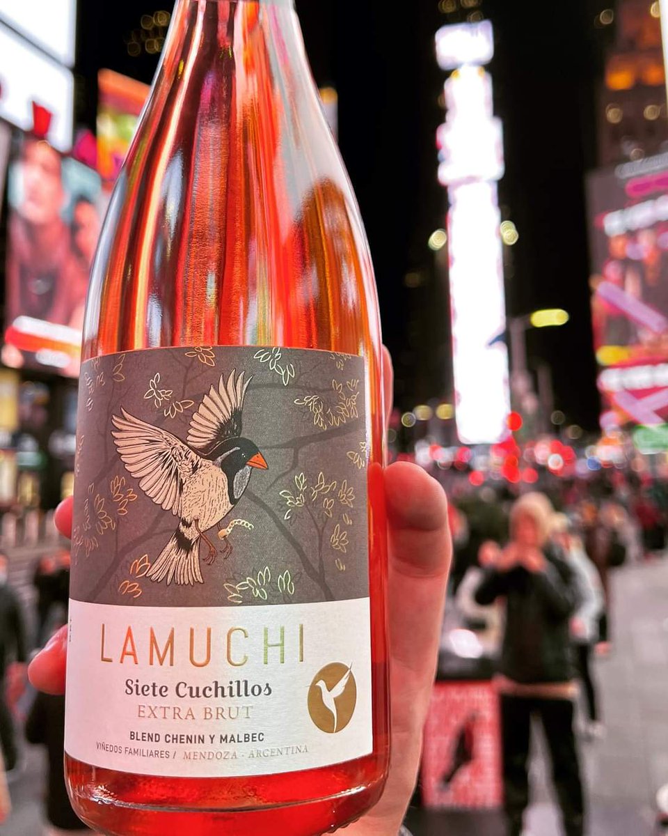 LamuchiWines's tweet photo. Un “7 cuchillos” está de paseo por Times Squares, antes de desembarcar en Mendoza! Lo esperamos con las copas preparadas! 🥂

#sparklingwine #sparklingrosé #avesmendoza #timessquare #newyork #mendozamaravillosa #malbecargentino #cheninblanc #bubbles #brindis🥂 https://t.co/vFw0YJ37AB