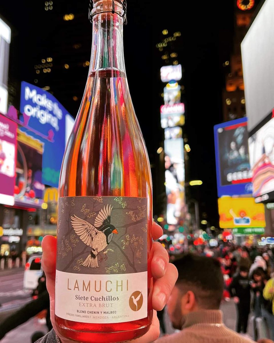 LamuchiWines's tweet photo. Un “7 cuchillos” está de paseo por Times Squares, antes de desembarcar en Mendoza! Lo esperamos con las copas preparadas! 🥂

#sparklingwine #sparklingrosé #avesmendoza #timessquare #newyork #mendozamaravillosa #malbecargentino #cheninblanc #bubbles #brindis🥂 https://t.co/vFw0YJ37AB