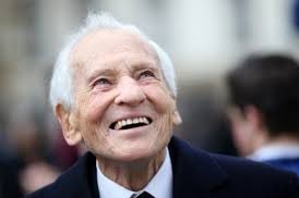 « Je crois que si je passe pour l’écrivain du bonheur, c’est parce que je pense qu’il faut être heureux en dépit de tout le reste. »

Jean D’Ormesson