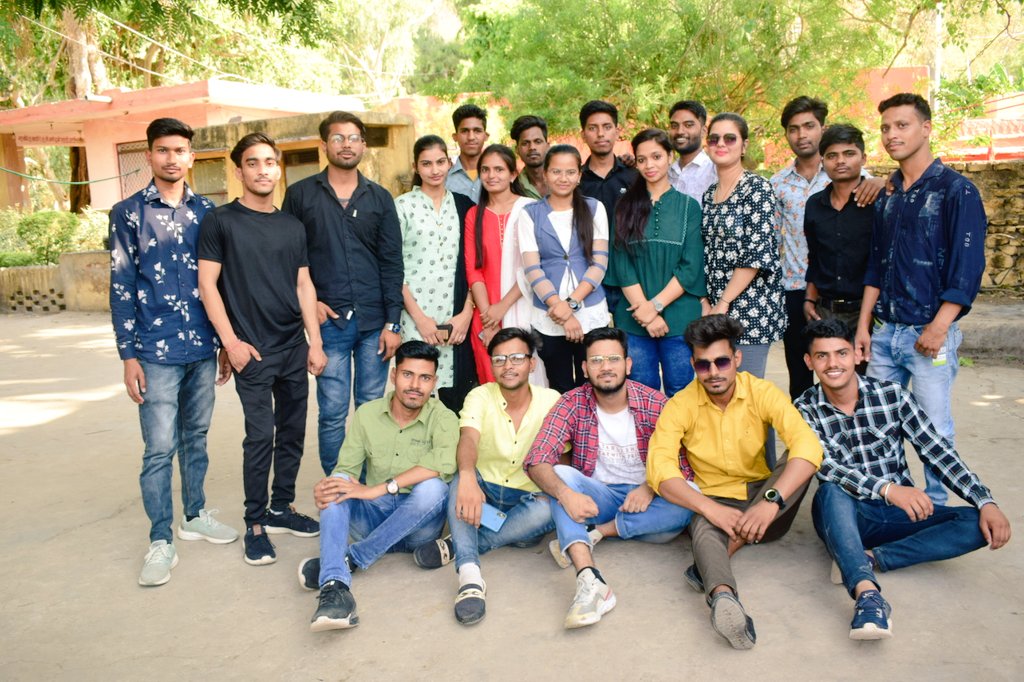 radhakishan73's tweet photo. रघुकुल परिवार 😊 https://t.co/WitcqzQYJ3