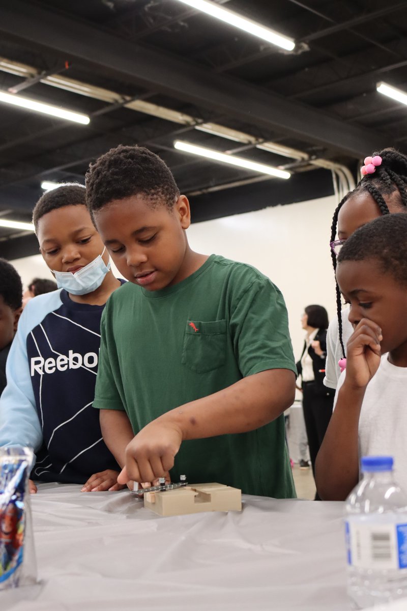 LISAAcademy's tweet photo. What can be more exciting than watching young children learn about the scientific world through STEM projects? #LOOKintoLISA #LISASTEM https://t.co/guWFumOOzM