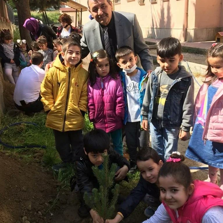 "KIYAMETİN KOPACAĞINI BİLSENİZ DAHİ ELİNİZDEKİ FİDANI DİKİNİZ.(HADİSİ ŞERİF)"
Geleceğimiz,canımız çocuklarımıza bırakacağımız en güzel miras yaşanabilecek bir dünyadır.Bilinçli nesiller yetiştirmek adına..
"BİZ HEP BURADAYIZ"
@serkangur_bursa 
<a href="/AhmetTPOLAT58/">Ahmet Turan POLAT</a>
<a href="/MehmetMd10/">Mehmet Duran</a> 
<a href="/mcanbas/">Mustafa CANBAŞ</a>