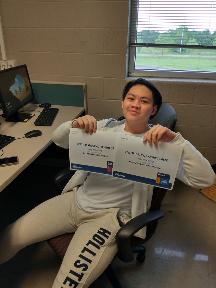 egulledge_tn's tweet photo. Digital Marketing here we come! @hootsuite certified!@SiegelHighStars @rucoschools @RuCoCTE https://t.co/Y9ioJlQofs