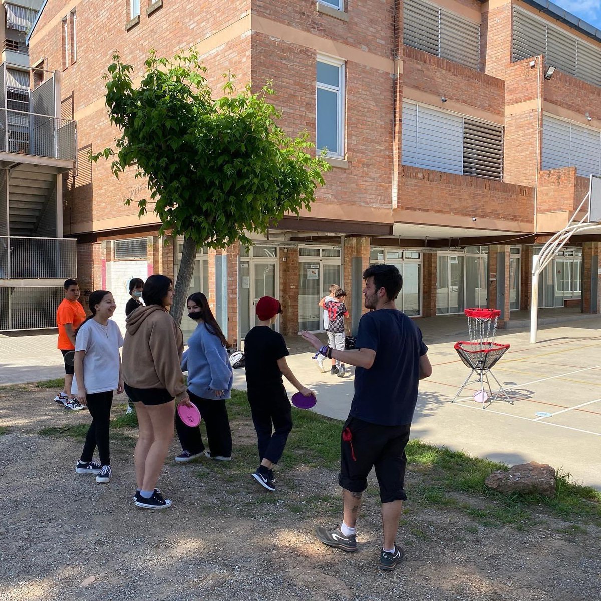 Aquesta tarda hem pogut practicar i gaudir fent Disc Golf!🤩 Ha estat una activitat conjunta amb el Casal Migdia de joves @esquitx_sbd i joves de l’Espai Jove Can de Rull. #canrullmola #ejcanrull #discgolf