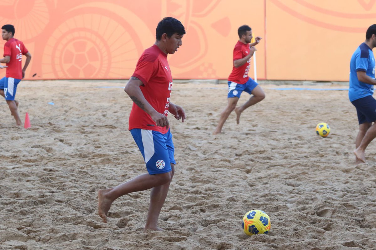 lospynandipy's tweet photo. Prosiguen los trabajos de “Los Pynandi”
La selección paraguaya de fútbol playa apunta a la Copa América.
🔗 https://t.co/akIrfT8G3k
#OrgulloPynandi 👣
#APFfútbolPlaya ⚽ https://t.co/qyREpfwXwH