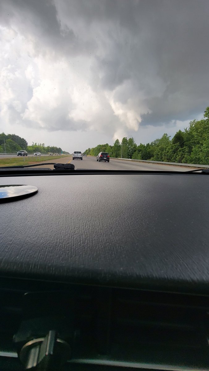 DriftingNoob's tweet photo. I believe outflow disrupted this storm 
@wxbrad @NWSGSP https://t.co/qO9Oe1dqpK