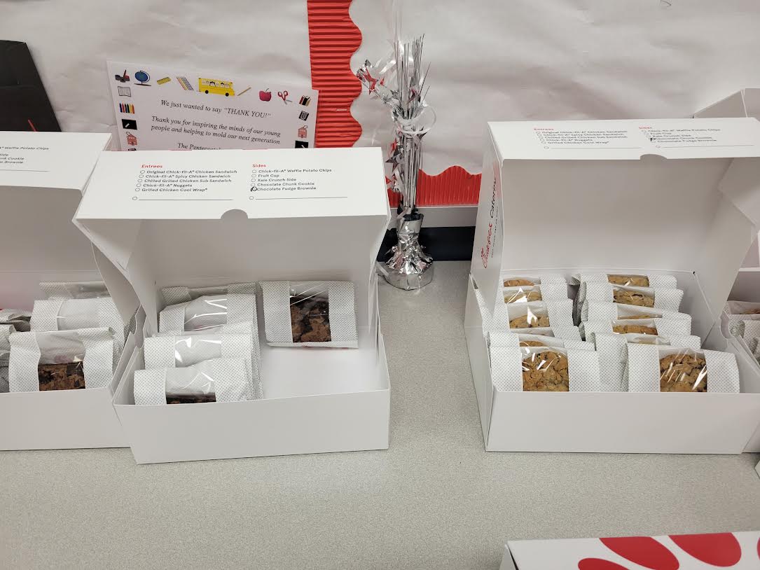 Stoverstars's tweet photo. Pics don't do justice as to how LUCKY we are to be teachers @BensleyElem! Breakfast, lunch, cookies and treats ... teachers felt love &amp; support from our awesome admin, community churches &amp; business partners during Teacher Appreciation Week!!  @CcpWilson @LyndseyNoel5  #TigersLead https://t.co/40gr4dAKyy