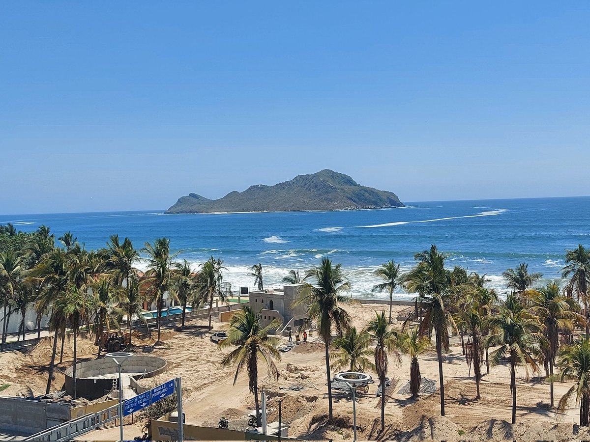 Noemi_ZamoraG's tweet photo. Amigos biólogos de #Mazatlán amanecimos con esta espuma blanca en el #mar alrededor de la #IslaVenados e #IslaLobos, creemos qué pudiera ser un desove, alguien tiene mejor información ?? https://t.co/TqE5mA0fX0