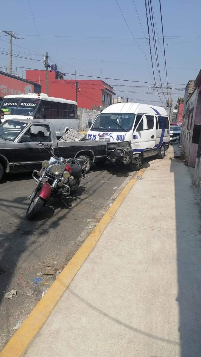 v_urbana2029's tweet photo. Cada vez es más común ver este tipo de accidentes en #Atlixco, en administraciones pasadas nunca se le dio la importancia debida y hoy en día siguen sin implementar políticas públicas necesarias para reducir este problema. @AtlixcoAyto @AriadnaAyala https://t.co/pBKnrGU3gf