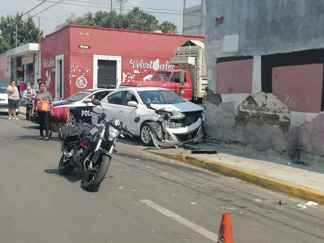 v_urbana2029's tweet photo. Cada vez es más común ver este tipo de accidentes en #Atlixco, en administraciones pasadas nunca se le dio la importancia debida y hoy en día siguen sin implementar políticas públicas necesarias para reducir este problema. @AtlixcoAyto @AriadnaAyala https://t.co/pBKnrGU3gf