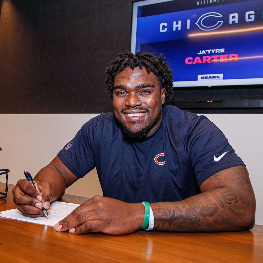 ChicagoBears's tweet photo. Pen to paper. ✍️ https://t.co/mTqcEPOln5