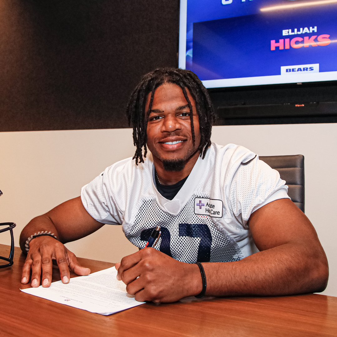 ChicagoBears's tweet photo. Pen to paper. ✍️ https://t.co/mTqcEPOln5