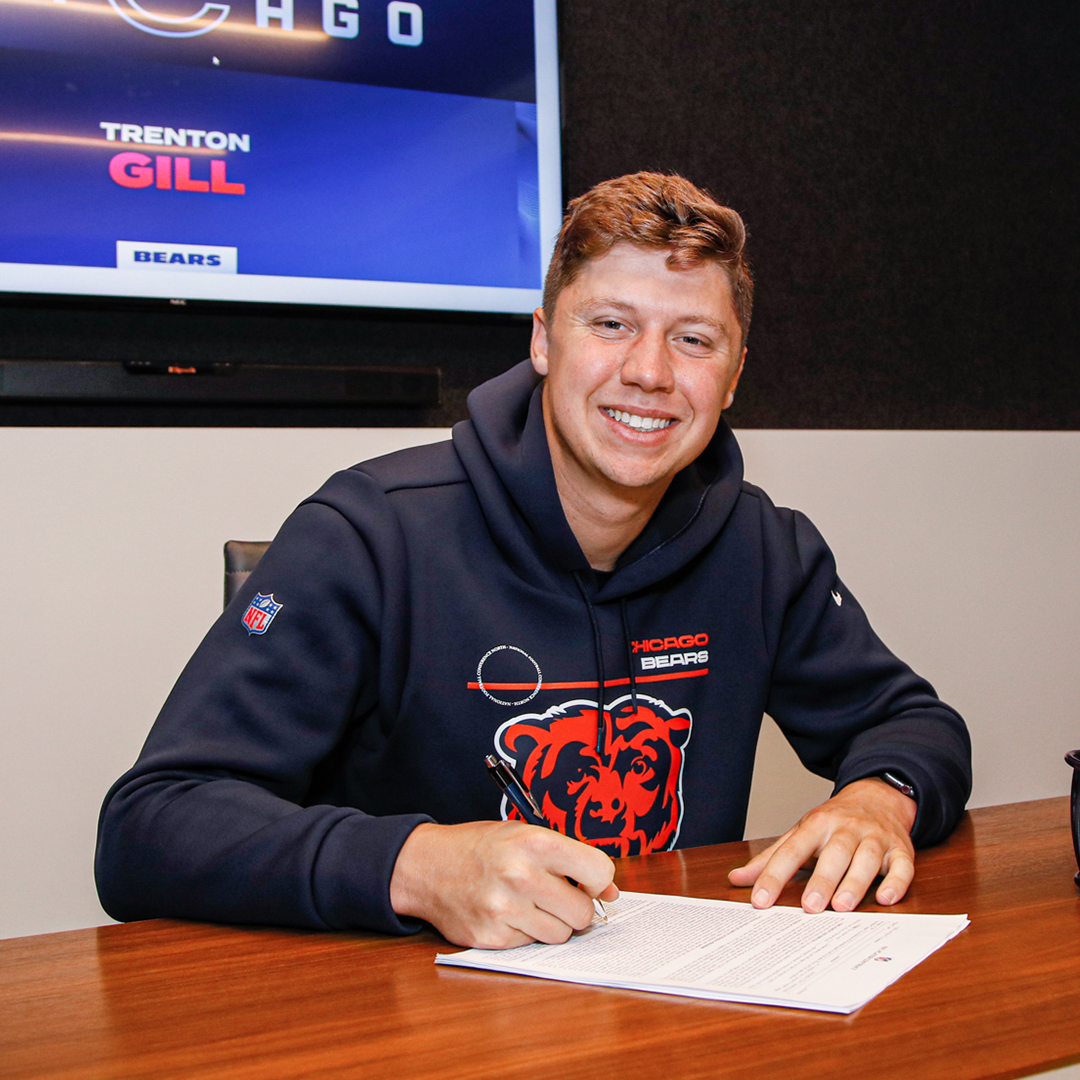 ChicagoBears's tweet photo. Pen to paper. ✍️ https://t.co/mTqcEPOln5