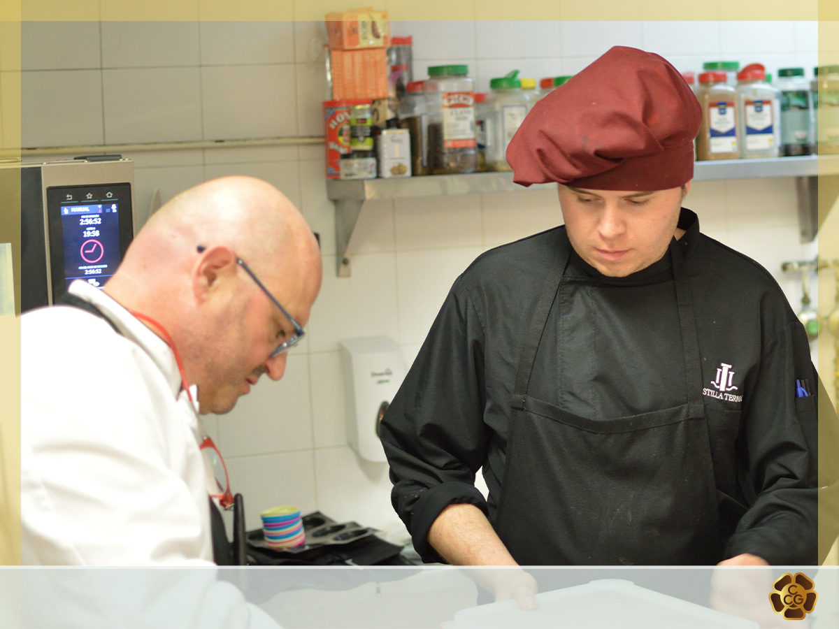 ccLagalera's tweet photo. 🧑🍳🔝 ¡Aquí tienes a parte de nuestro #EquipoDeCocina y sala! 🍽️🥰
🙋👏 Tan importantes como los buenos ingredientes de nuestra despensa, están liderados por nuestro #chef #EugenioMacías y son los responsables de platos tan sorprendentes como los de nuestras recientes... https://t.co/UbVcBTN4MV