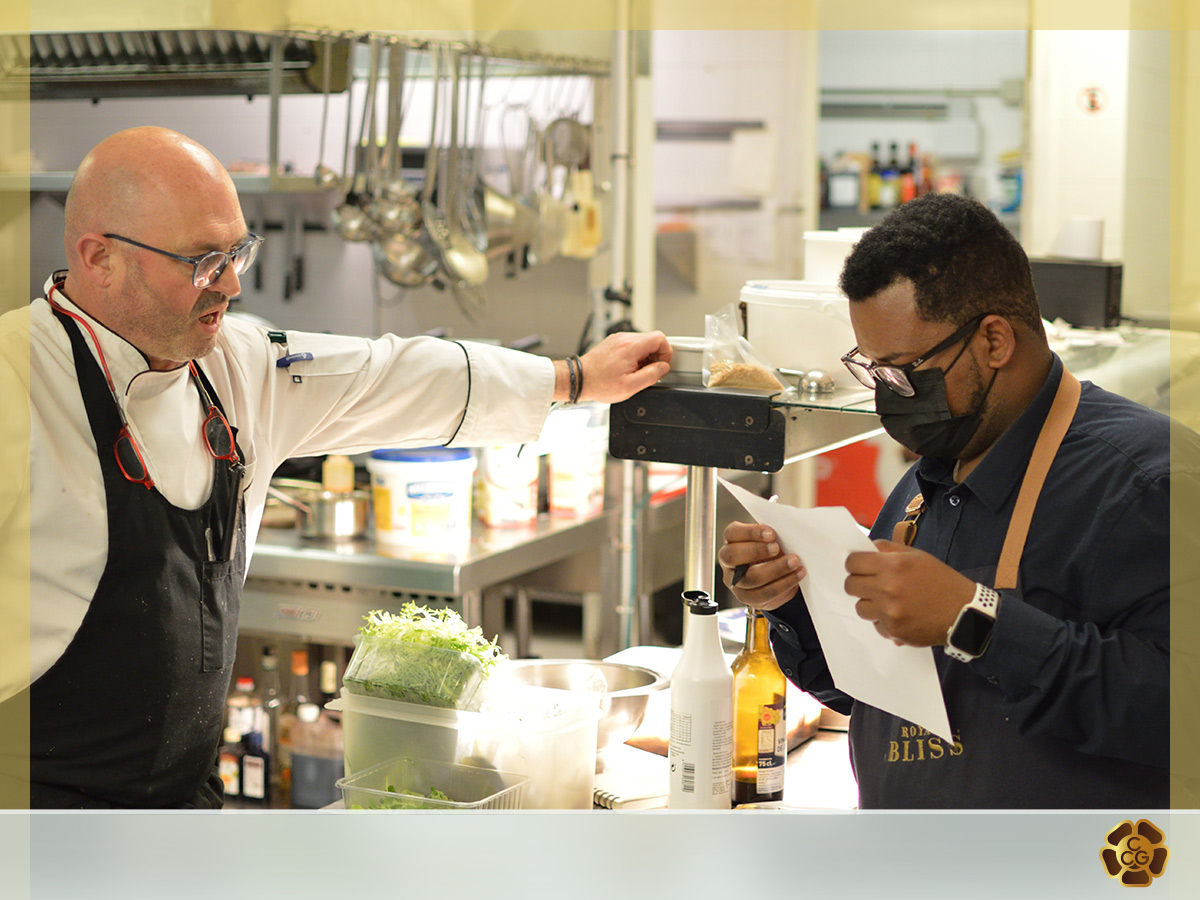 ccLagalera's tweet photo. 🧑🍳🔝 ¡Aquí tienes a parte de nuestro #EquipoDeCocina y sala! 🍽️🥰
🙋👏 Tan importantes como los buenos ingredientes de nuestra despensa, están liderados por nuestro #chef #EugenioMacías y son los responsables de platos tan sorprendentes como los de nuestras recientes... https://t.co/UbVcBTN4MV