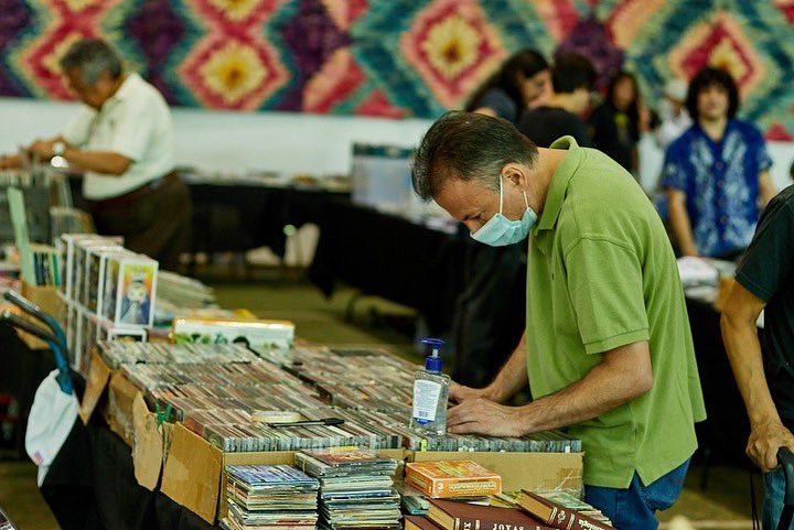 CC_LosPinos's tweet photo. Hoy iniciaron las actividades del tianguis de música independiente #LaZurda. 

No pierdas la oportunidad de conseguir ese disco que te falta para tu colección y escuchar música #EnVivo https://t.co/10Oafv5KuW