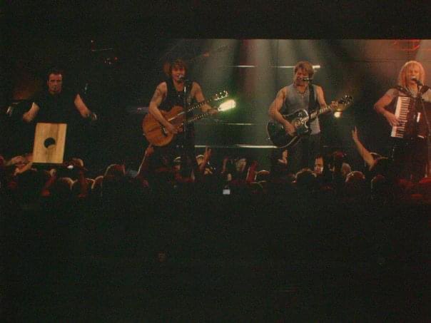 teza212's tweet photo. @BonJovi Hard to choose just one from 28 shows but Watching Bon Jovi sing Santa Fe at The O2 arena was something else 🖤 https://t.co/xGWjJJcmzX