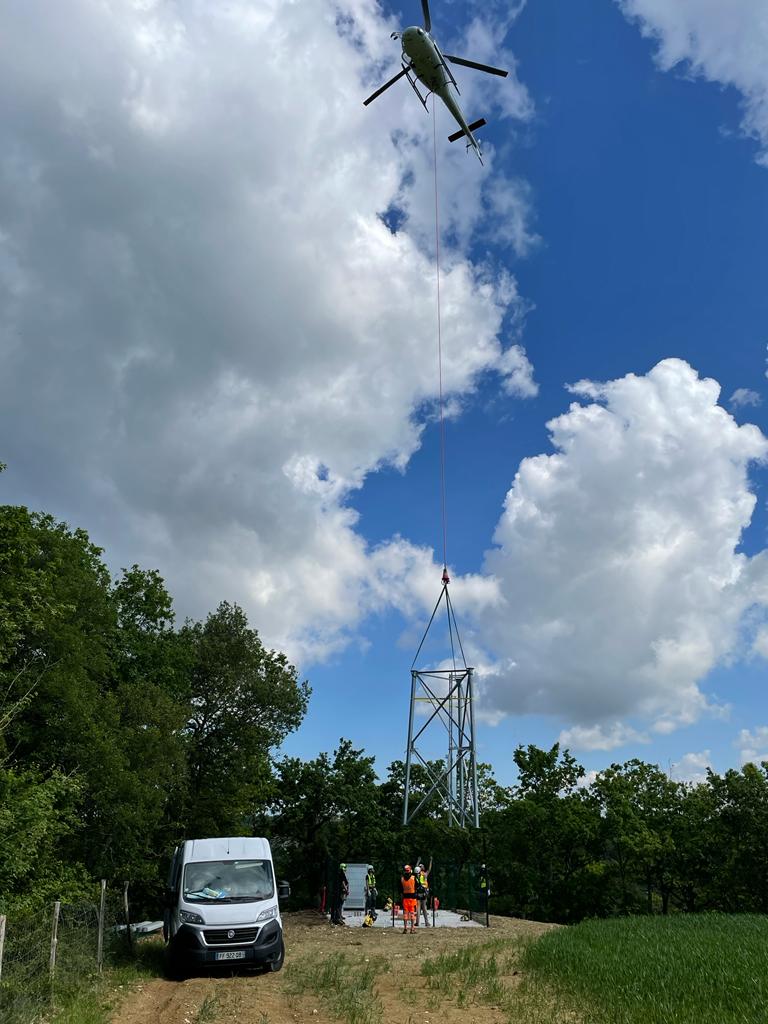 Magnifique journée dans le lot et garonne à Saint Urcisse avec l'installation d'un nouveau pylône de 30m d'Orange pour la towerco ATC. Travail impressionnant en précision effectué par notre partenaire Snef avec 5 rotations d'hélicoptère.
<a href="/OrangeNvAquit/">Orange Nouvelle Aquitaine</a>