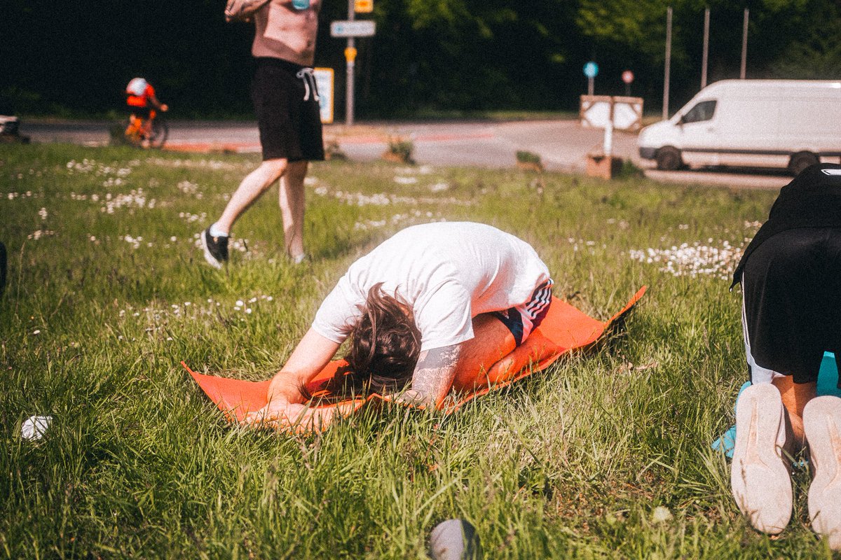 novelistsmusic's tweet photo. KÖLN 🧡 Our shiny logo fell before the show and Nico hurt his fingers but it was a fun day regardless ! 🤷‍♂️

📷 @JrmyMartineau
___

#novelistsfr #dejavu #livemusic #rock #heaveninhidingtour #imminence #portnoir #koln #cologne #diekantine https://t.co/093cbU6A1d