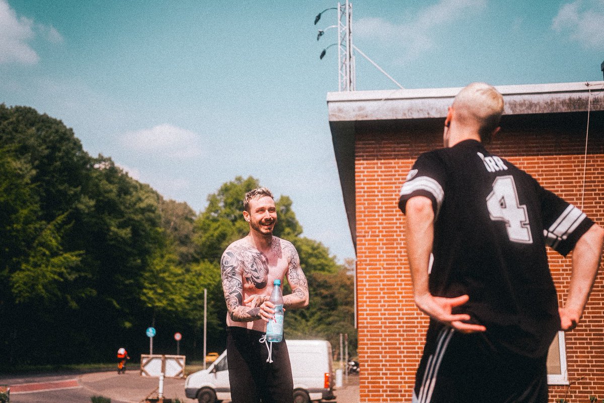 novelistsmusic's tweet photo. KÖLN 🧡 Our shiny logo fell before the show and Nico hurt his fingers but it was a fun day regardless ! 🤷‍♂️

📷 @JrmyMartineau
___

#novelistsfr #dejavu #livemusic #rock #heaveninhidingtour #imminence #portnoir #koln #cologne #diekantine https://t.co/093cbU6A1d