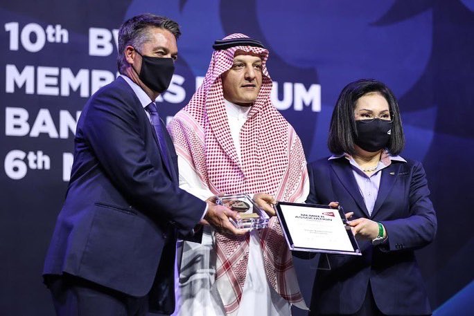 mogren_mohammed's tweet photo. إنجاز عالمي للاتحاد السعودي للريشة الطائرة 🇸🇦🏸
تشرفت اليوم باستلام جائزة فوز الاتحاد السعودي للريشة الطائرة بأفضل اتحاد وطني على مستوى العالم بالمركز الأول في فرع المشاركة والتي قُدمت من قِبل رئيس الاتحاد الدولي ا��أستاذ بول إيريك.
أبارك للوطن هذا الإنجاز العظيم ✨🇸🇦 https://t.co/Jhpp050prt