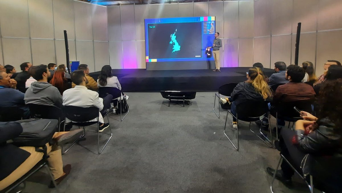 Col5punto0's tweet photo. 📡🌐💻📲 @Siemens presente en #Colombia40. Ya comienza la conferencia "Aplicando la digitalización en una industria no digital", con Matthew Watson. Conéctate a https://t.co/DGtICFGCA8 #Col40Viernes https://t.co/hitggFBaLt