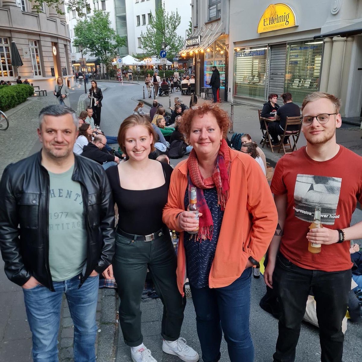 bielefeldgruen's tweet photo. Unsere Grüne Jugend stabil: Sit-in Party für eine autofreie Innenstadt 🌻💚✨#LTWNRW2022 #Corneraktion https://t.co/s6qfrmsjA4