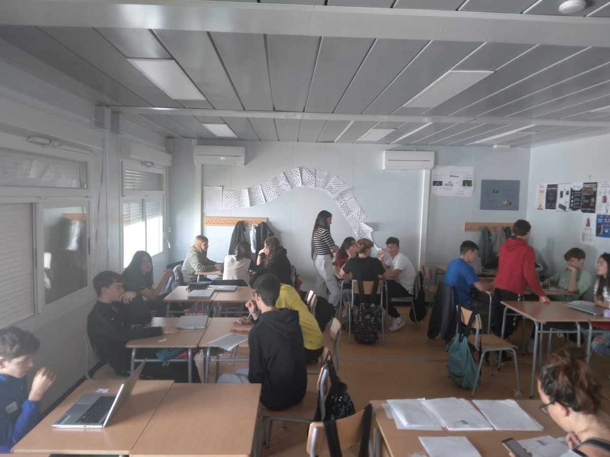 ie_martamata's tweet photo. Els alumnes de 3r posen a prova el que han après sobre malalties a través d'un joc de rol que simula la consulta del metge. #SecIEMM #Projectes3r https://t.co/2l0NokNkeq