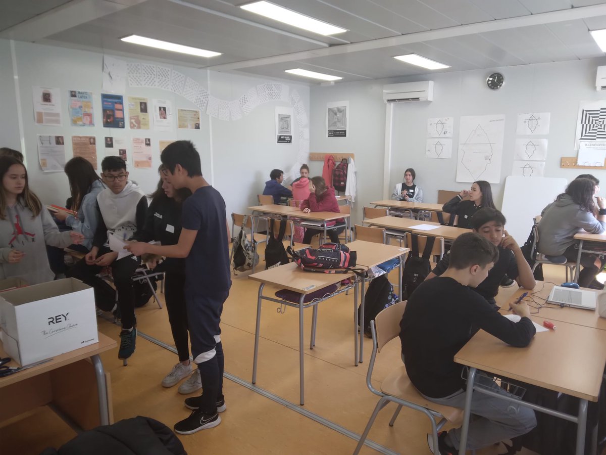 ie_martamata's tweet photo. Els alumnes de 3r posen a prova el que han après sobre malalties a través d'un joc de rol que simula la consulta del metge. #SecIEMM #Projectes3r https://t.co/2l0NokNkeq