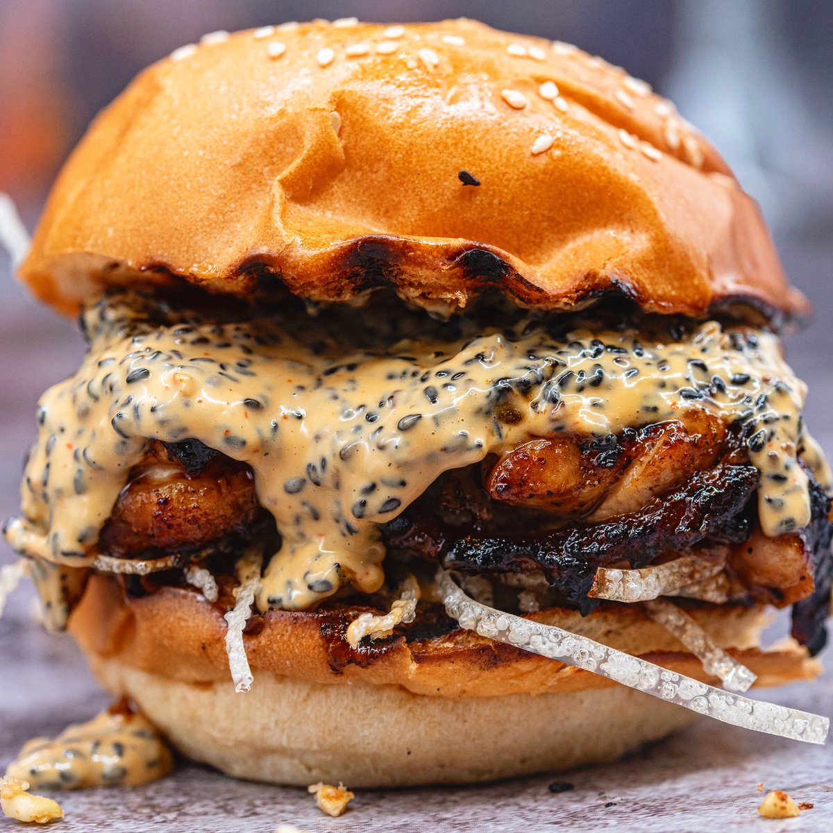 MeatPorn's tweet photo. Semi brioche bun - homemade spicy ,
black sesame mayo, bbq Asian marinated , skin on chicken thigh, sesame oil fried rice noodles - and fried cashews 

#buns #chicken #chickenthighs #asian #noodle #bbq #smokey https://t.co/hvkPHdbz5d