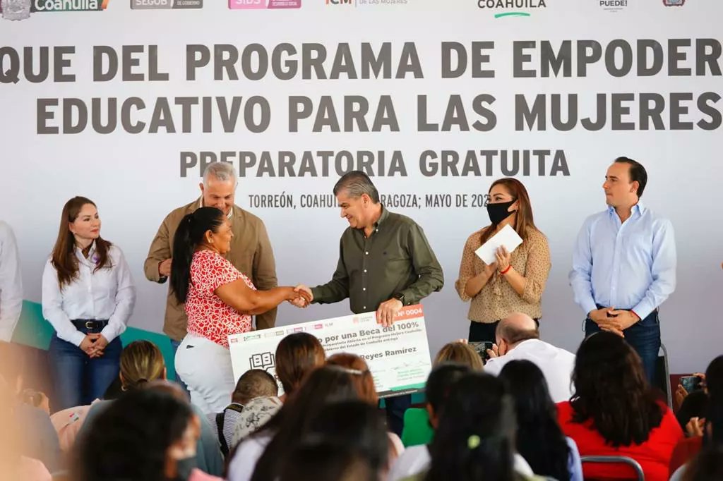 GobDeCoahuila's tweet photo. El gobernador @mrikelme puso en marcha el #ProgramaEstatal de Empoderamiento Educativo para Mujeres, Preparatoria Gratuita, evento en donde aseguró que este programa cambiará la historia de desigualdad.
#FuerteCoahuilaEs https://t.co/kxwX4dVC9h