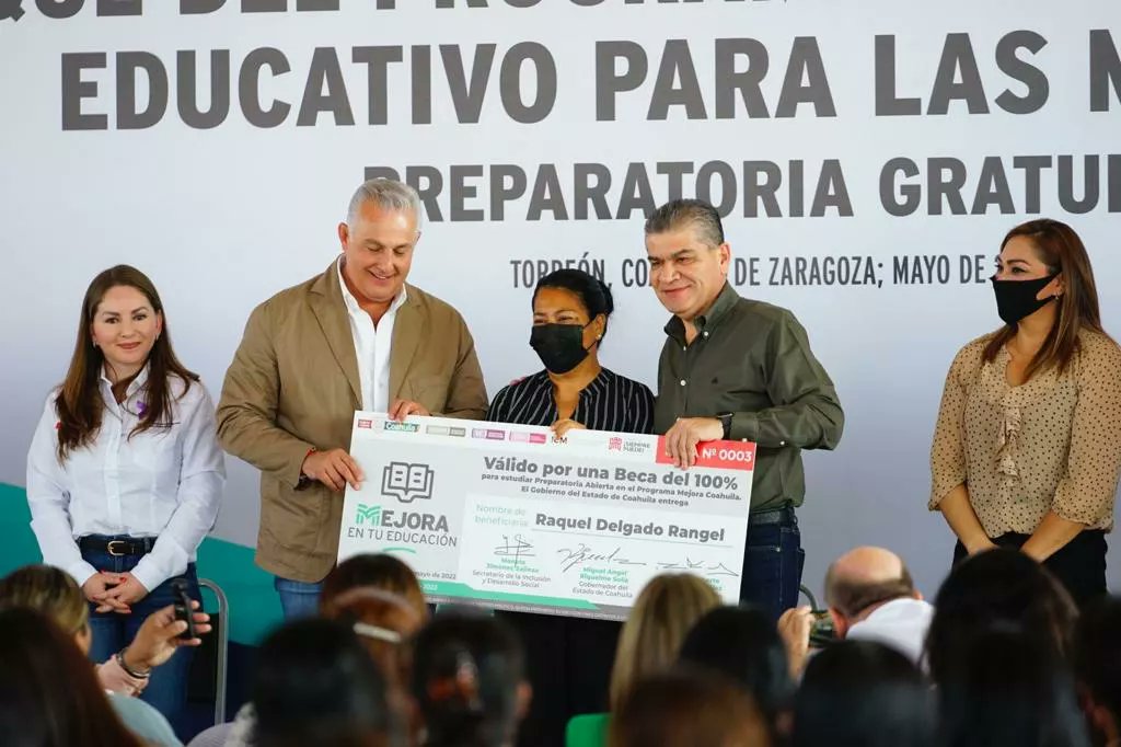 GobDeCoahuila's tweet photo. El gobernador @mrikelme puso en marcha el #ProgramaEstatal de Empoderamiento Educativo para Mujeres, Preparatoria Gratuita, evento en donde aseguró que este programa cambiará la historia de desigualdad.
#FuerteCoahuilaEs https://t.co/kxwX4dVC9h