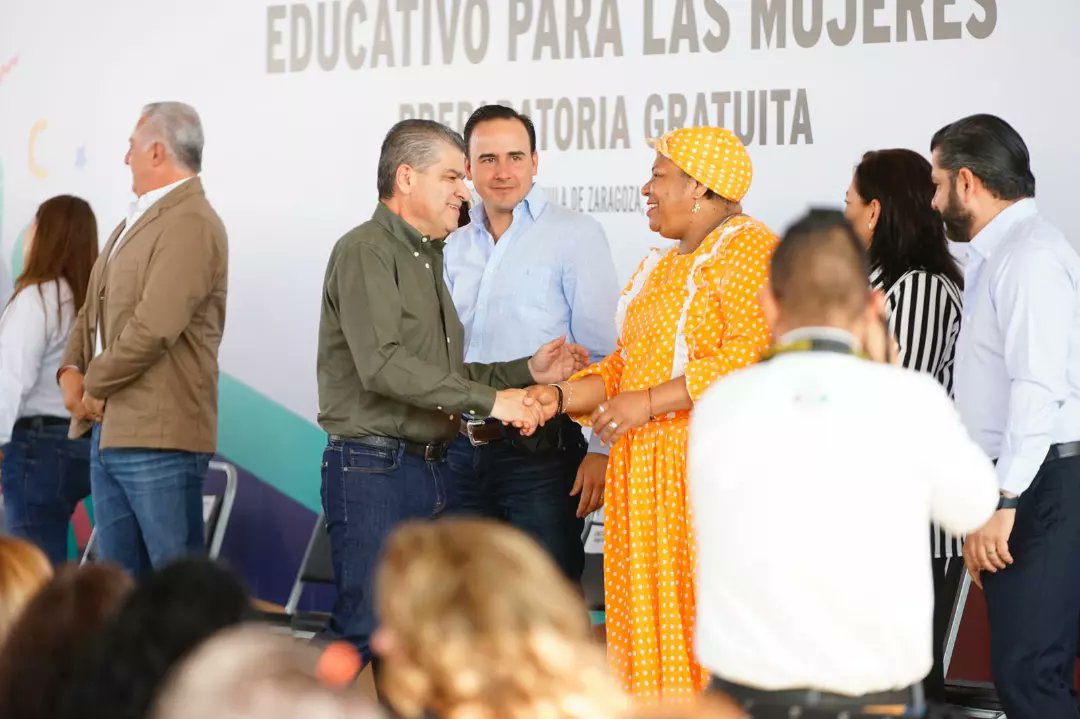 GobDeCoahuila's tweet photo. El gobernador @mrikelme puso en marcha el #ProgramaEstatal de Empoderamiento Educativo para Mujeres, Preparatoria Gratuita, evento en donde aseguró que este programa cambiará la historia de desigualdad.
#FuerteCoahuilaEs https://t.co/kxwX4dVC9h