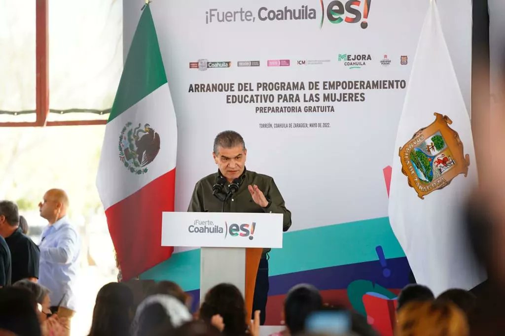 GobDeCoahuila's tweet photo. El gobernador @mrikelme puso en marcha el #ProgramaEstatal de Empoderamiento Educativo para Mujeres, Preparatoria Gratuita, evento en donde aseguró que este programa cambiará la historia de desigualdad.
#FuerteCoahuilaEs https://t.co/kxwX4dVC9h